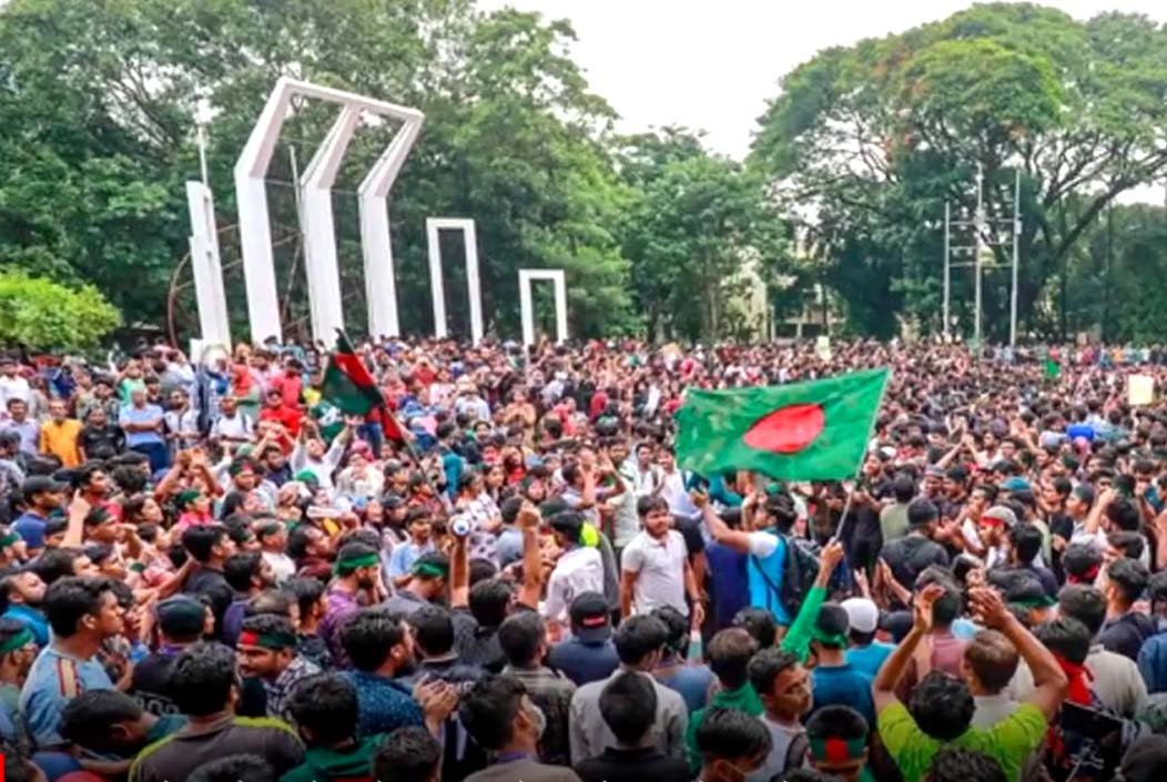 স্লোগানে উত্তাল কেন্দ্রীয় শহীদ মিনার, শেখ হাসিনার ফাঁসি দাবি