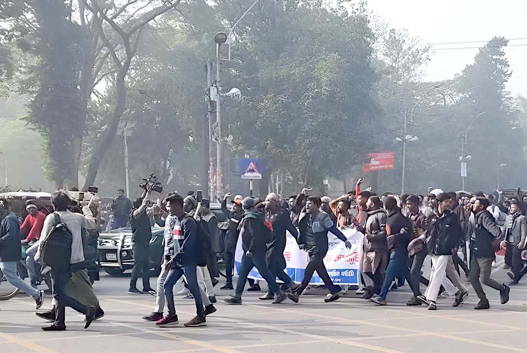 ‘মার্চ ফর ইউনিটি’তে যোগ দিতে শহীদ মিনারে জড়ো হচ্ছেন শিক...