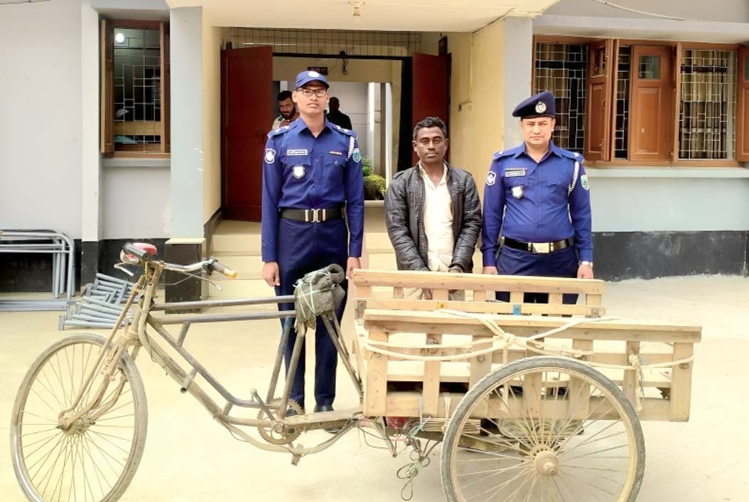 চুরি যাওয়া অটো চার্জার ভ্যান উদ্ধার, গ্রেফতার ১