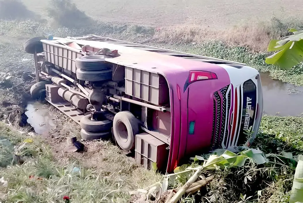 নগরকান্দায় যাত্রীবাহী বাস খাদে পড়ে নিহত ২, আহত ৩০