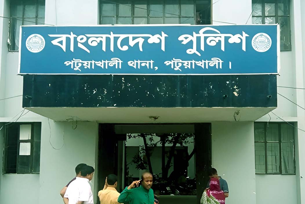 পটুয়াখালীতে স্ত্রীকে গলা কেটে হত্যা, থানায় স্বামীর আত্মসমর্পণ