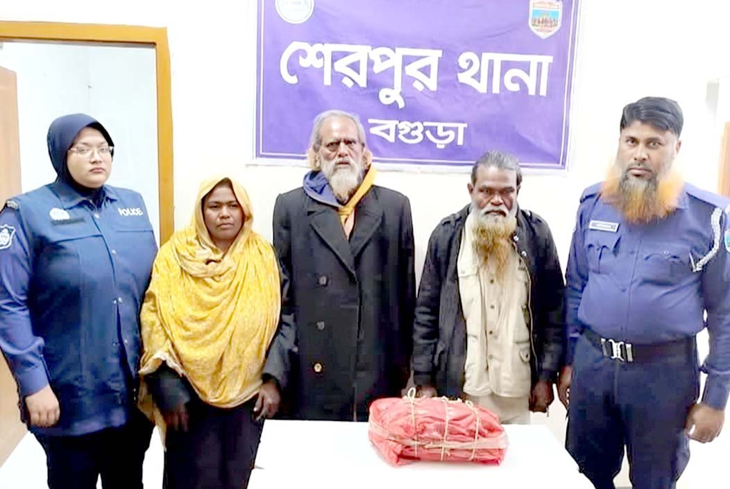 পুলিশের অভিযানে দেড়কেজি গাঁজাসহ তিন মাদক ব্যবসায়ী গ্রেফতার