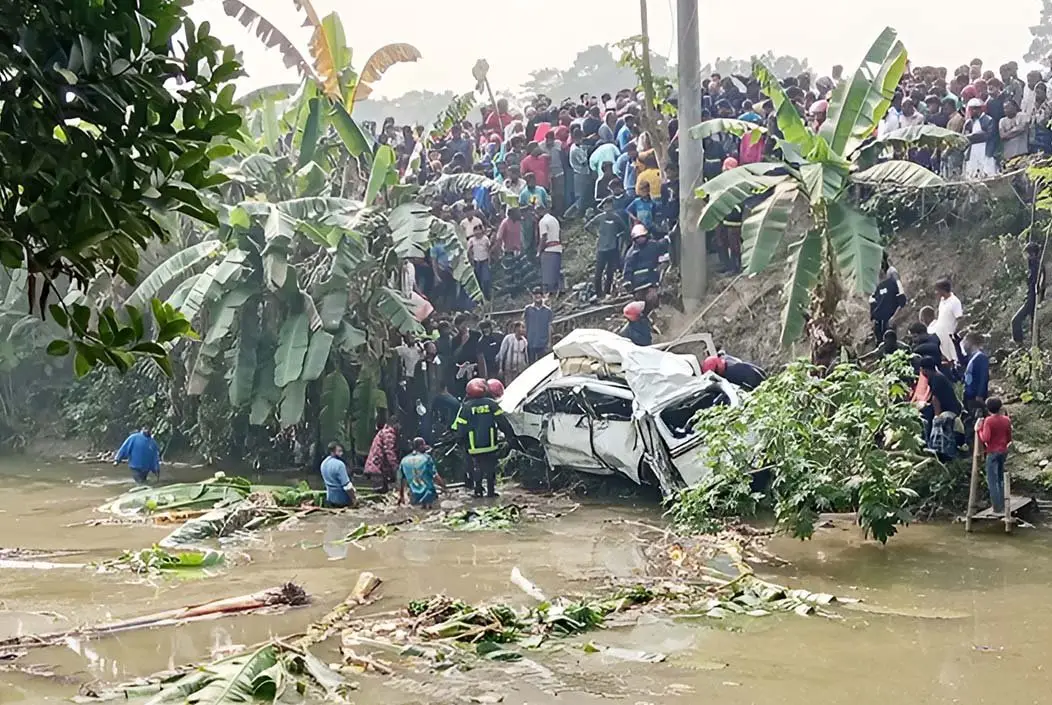 ফরিদপুরে ট্রেনের ধাক্কায় মাইক্রোবাসের ৫ যাত্রী নিহত