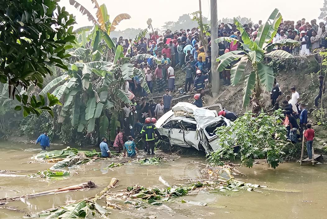 ফরিদপুরে ট্রেনের ধাক্কায় মাইক্রোবাসের ৫ যাত্রী নিহত