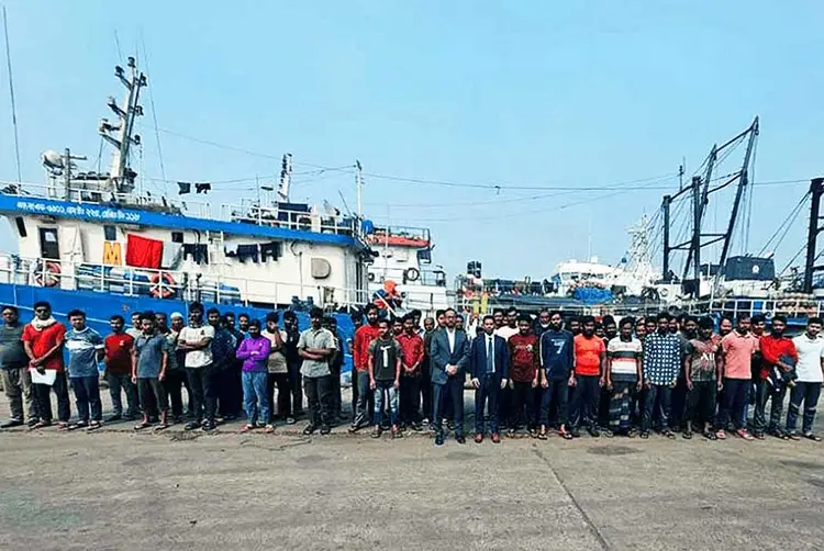 ভারত থেকে মুক্তি পাওয়া ৯০ জেলে ও নাবিক দেশে ফিরলেন
