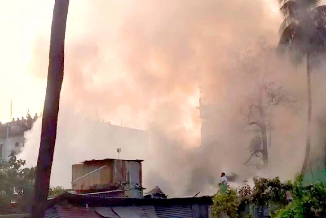 চট্টগ্রামে বসতবাড়িতে আগুন, স্বামী-স্ত্রীর মৃত্যু