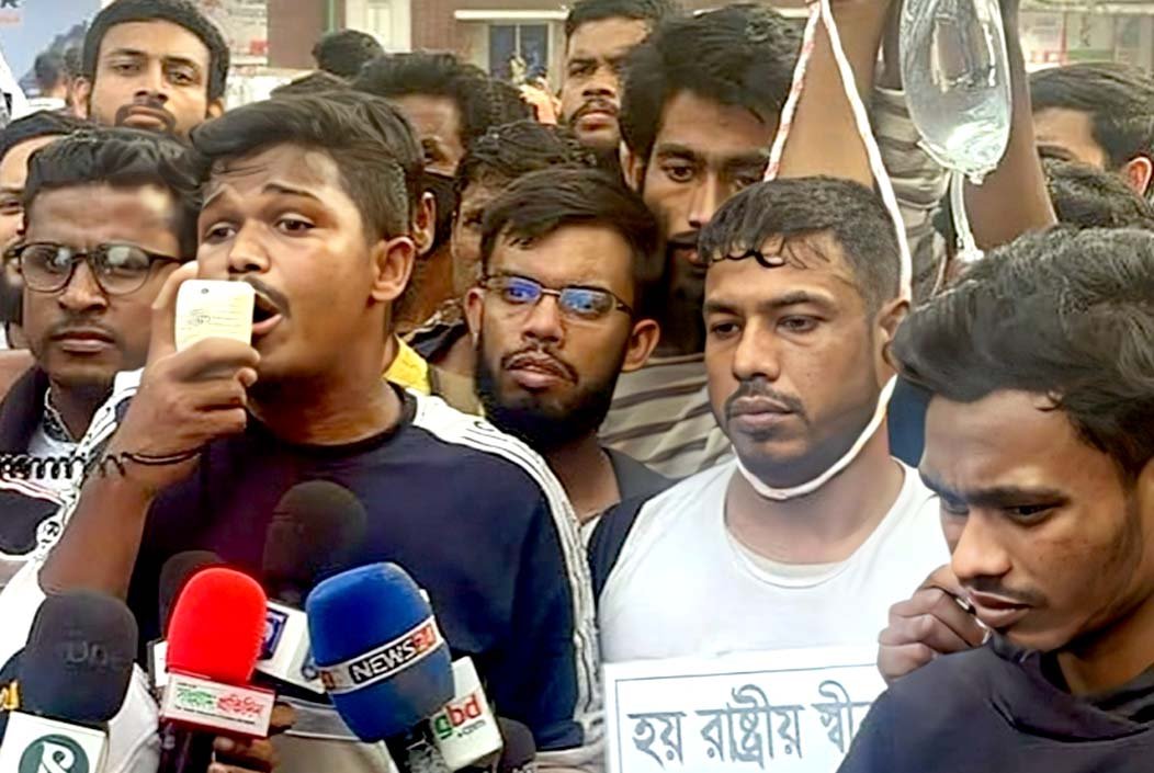 চিকিৎসার দাবি নিয়ে সড়ক অবরোধ বৈষম্যবিরোধী ছাত্র আন্দোলন...