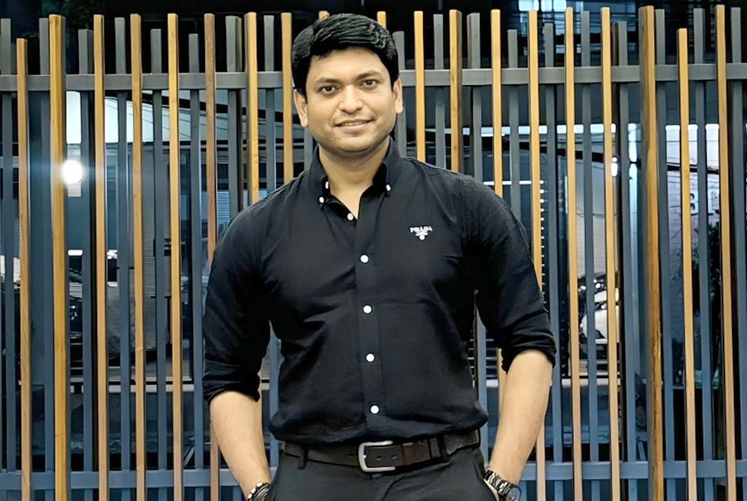 বাসায় ঢুকে অভিনেতা আজাদকে গুলি, স্ত্রী আহত