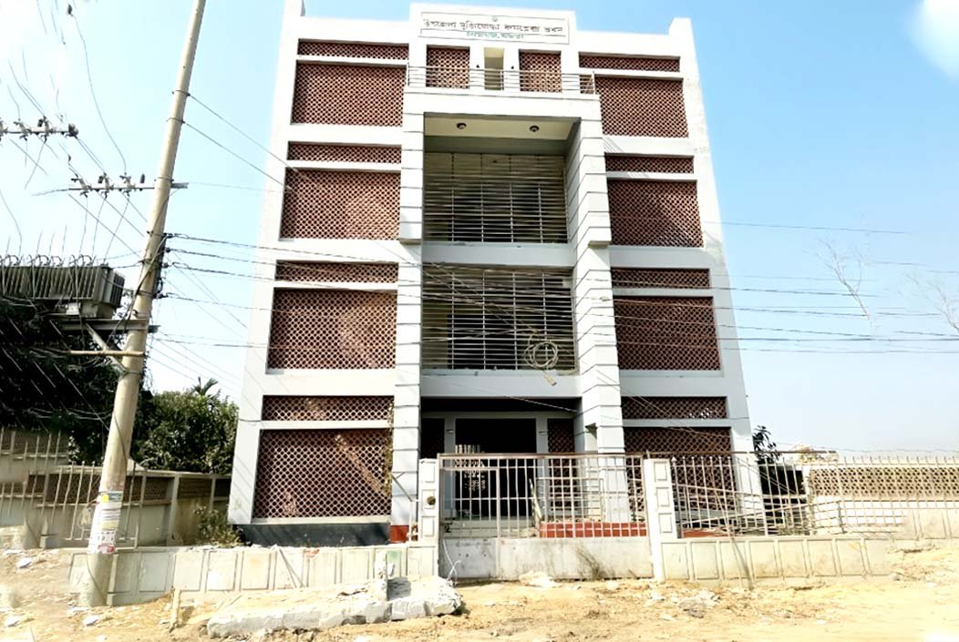 শেরপুরে বঙ্গবন্ধুর ম্যুরাল বুলডোজার দিয়ে গুঁড়িয়ে দিলো বিক্ষুব্ধ ছাত্ররা