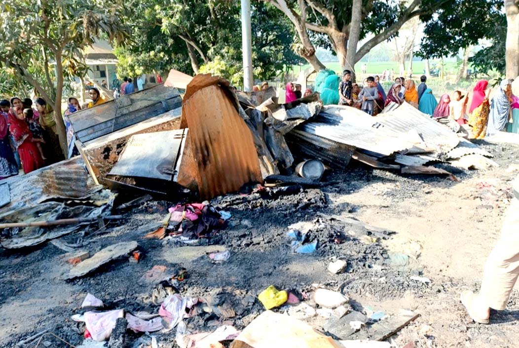 অগ্নিকাণ্ডে বসতবাড়ি পুড়ে ছাই, নাশকতার অভিযোগ ক্ষতিগ্রস্ত পরিবারের