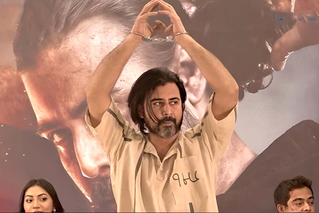 কয়েদির পোশাকে সংবাদ সম্মেলনে আফরান নিশো