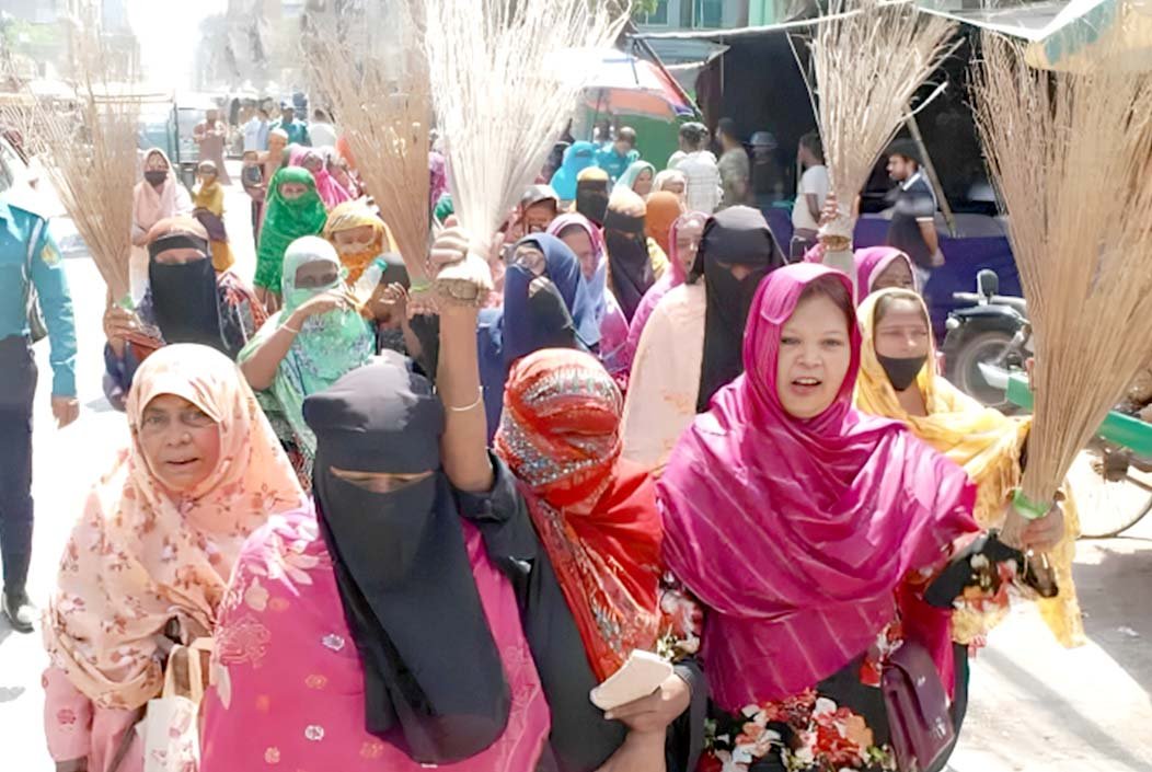 খুলনা মেডিকেল বিশ্ববিদ্যালয়ের ভিসির পদত্যাগের দাবিতে ঝাড়ু মিছিল