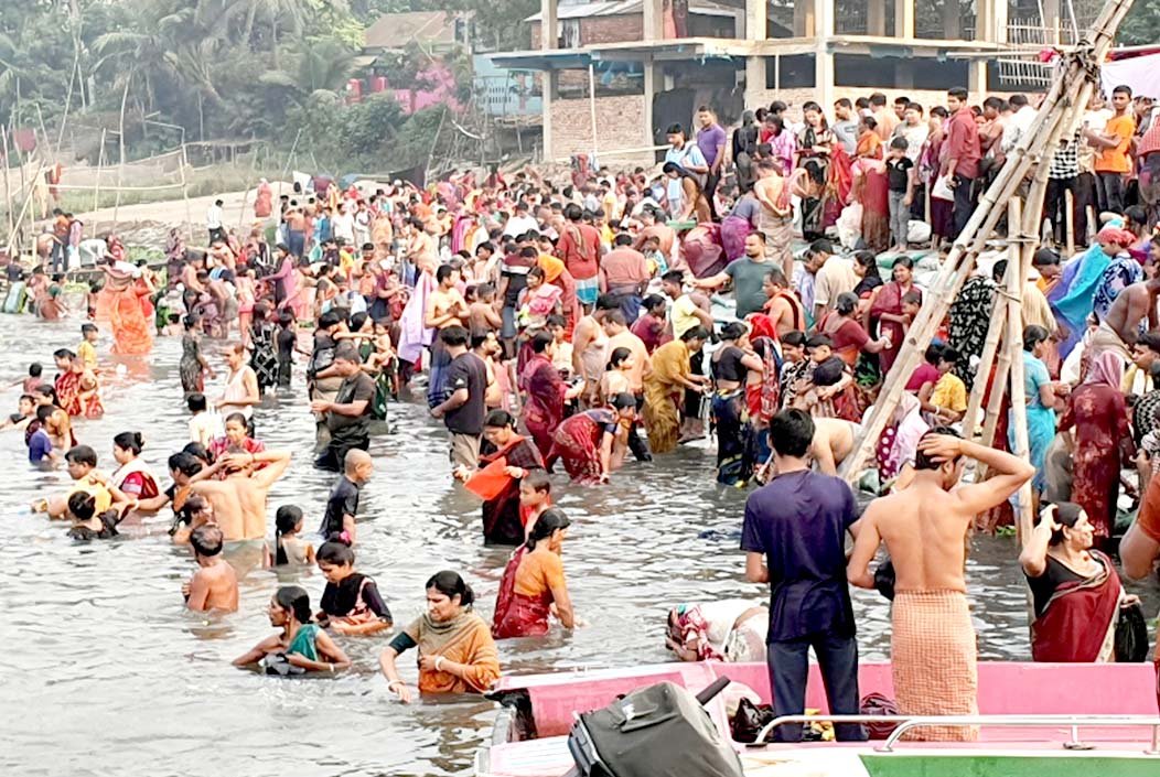 তিতাস নদীতে গঙ্গাস্নান উপলক্ষে পূণ্যার্থীদের ঢল