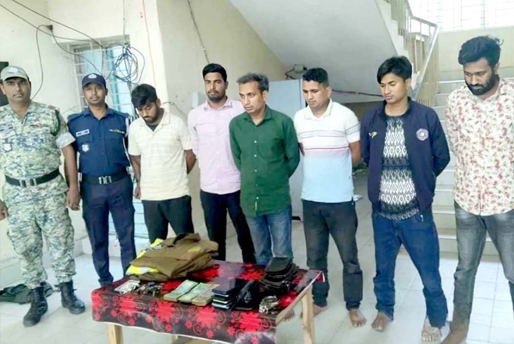 দুই ফ্রিল্যান্সারকে অপহরণ করে মুক্তিপণ আদায়, ডিবি পুলিশের ৫ সদস্য গ্রেফতার
