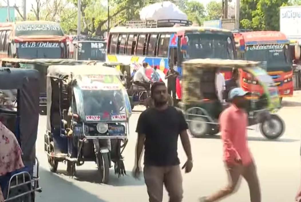 দুই শ্রমিক নেতাকে মারধরের ঘটনায় বগুড়ায় বাস চলাচল বন্ধ