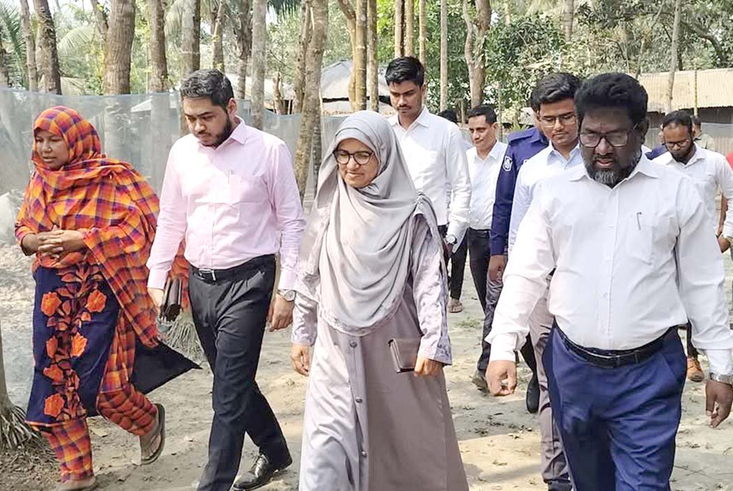 নিজের প্রচেষ্টায় সফল রেশমা, খামার পরিদর্শনে প্রশংসা জানালেন জেলা প্রশাসক