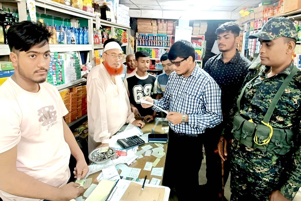 নির্ধারিত মূল্যের চেয়ে বেশি দামে তেল বিক্রি করায় ব্যবসায়ীকে জরিমানা
