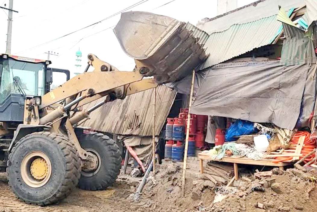 রাস্তা দখল করে গড়ে ওঠা স্থাপনার বিরুদ্ধে শেরপুর প্রশাসনের উচ্ছেদ অভিযান