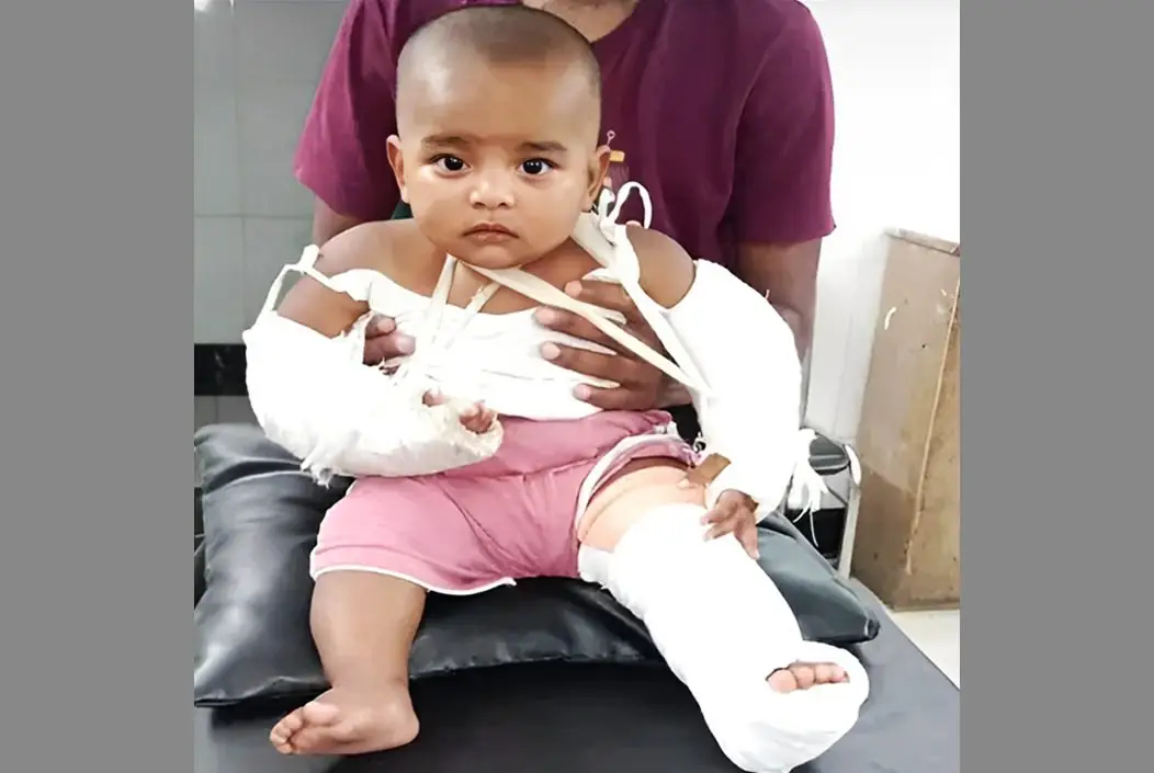 ৮ মাসের শিশুর সঙ্গে এ কেমন নির্মমতা গর্ভধারিণী মায়ের