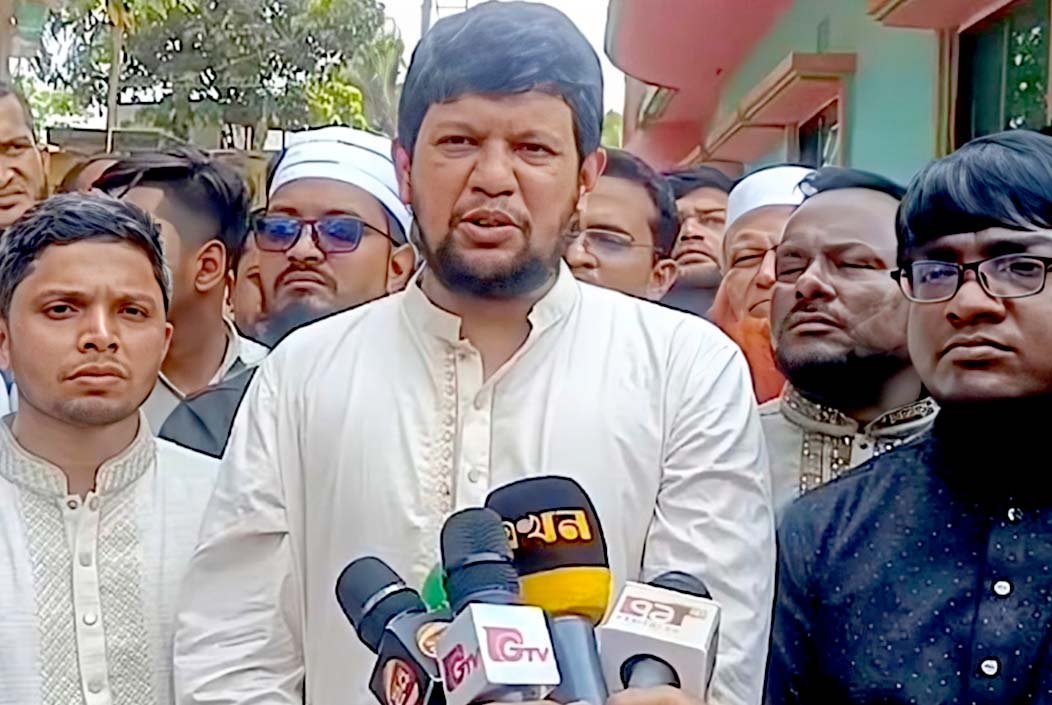 আওয়ামী লীগ নিষিদ্ধের সিদ্ধান্ত সরকার একা নিতে পারে না: তথ্য উপদেষ্টা মাহফুজ