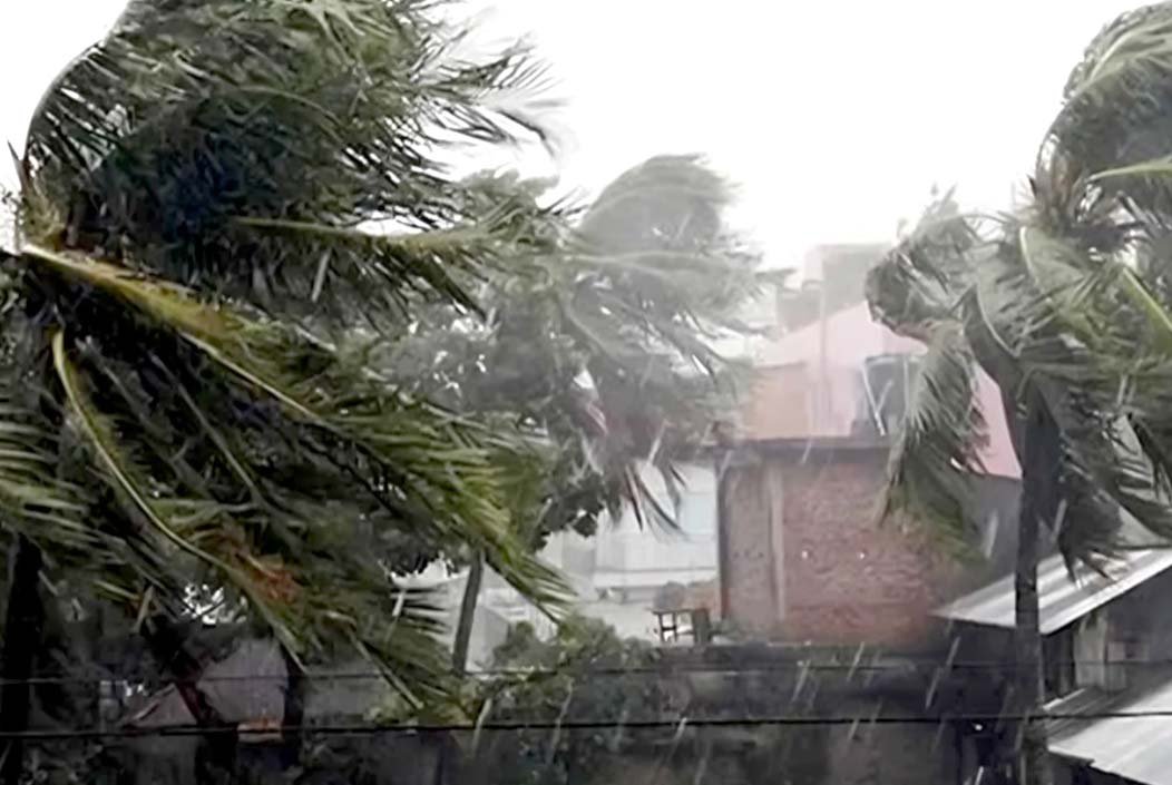 কক্সবাজারসহ চার অঞ্চলে ৬০ কি.মি. বেগে ঝোড়ো হাওয়ার আশঙ্কা