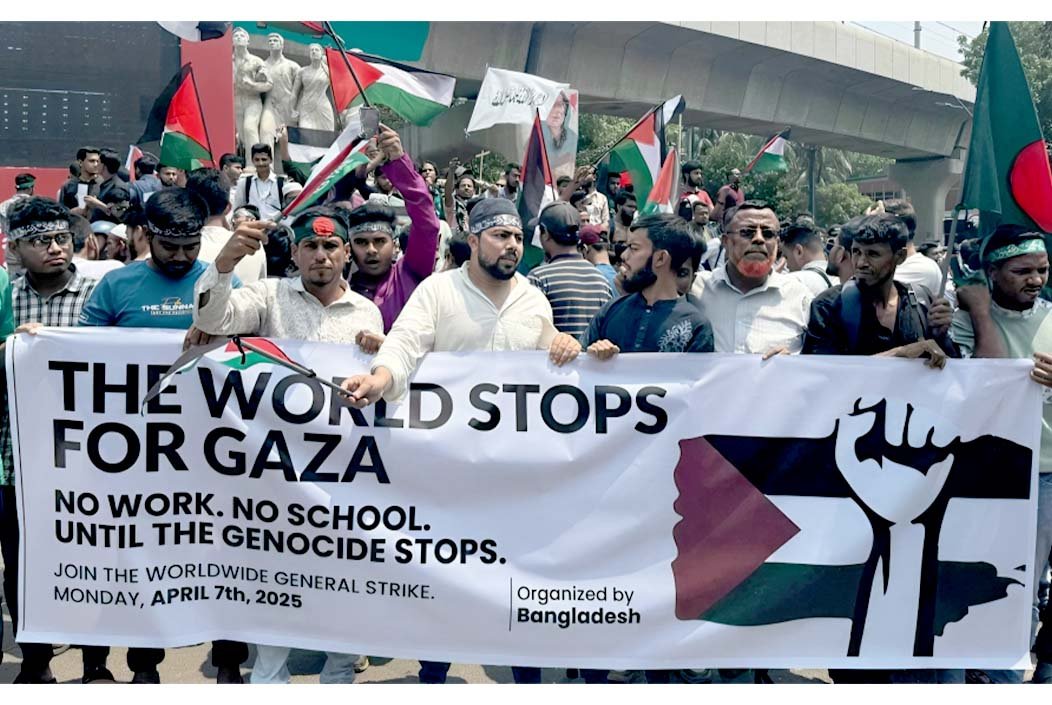 ইসরায়েলের বর্বরোচিত হামলার প্রতিবাদে উত্তাল ঢাকা