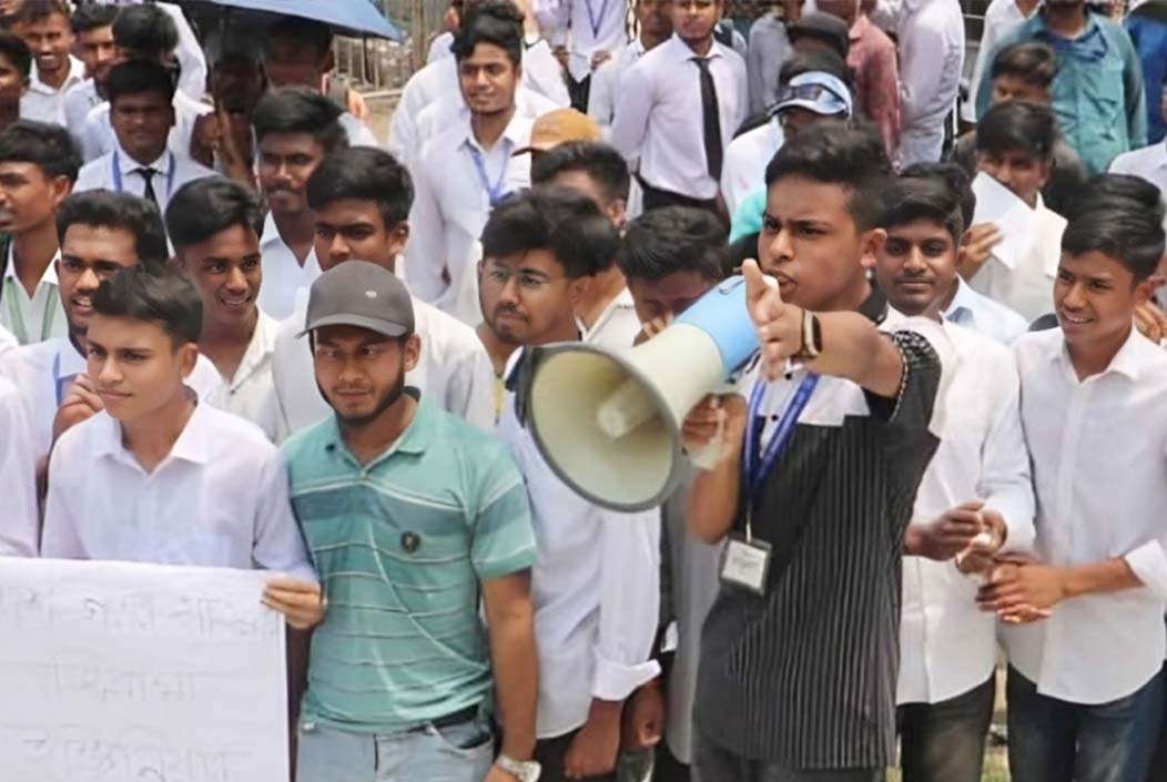 দাবি পূরণ না হওয়া পর্যন্ত ক্লাসে ফিরবে না শিক্ষার্থীরা: নওগাঁ পলিটেকনিকের হুঁশিয়ারি