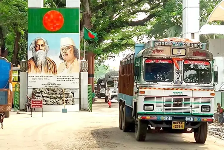 ভারতের ট্রান্সশিপমেন্ট বাতিল: বেনাপোল থেকে ফেরত গেল ৪ রপ্তানি পণ্যবাহী ট্রাক