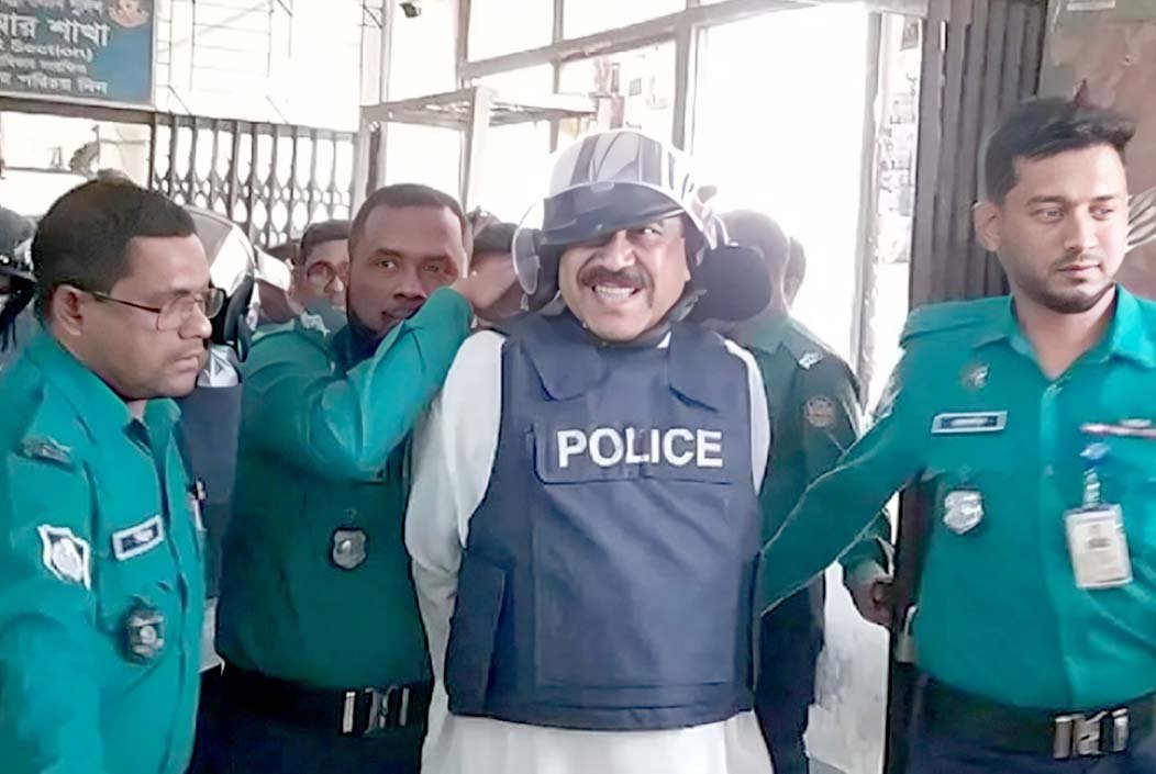 “রাজাকাররা ক্ষমতায়, মুক্তিযোদ্ধারা জেলখানায়”: আদালতে শাজাহান খান
