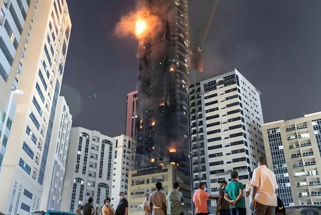 শারজায় বহুতল ভবনে ভয়াবহ অগ্নিকাণ্ড, আতঙ্কে লাফিয়ে পড়ে ৫ জনের মৃত্যু