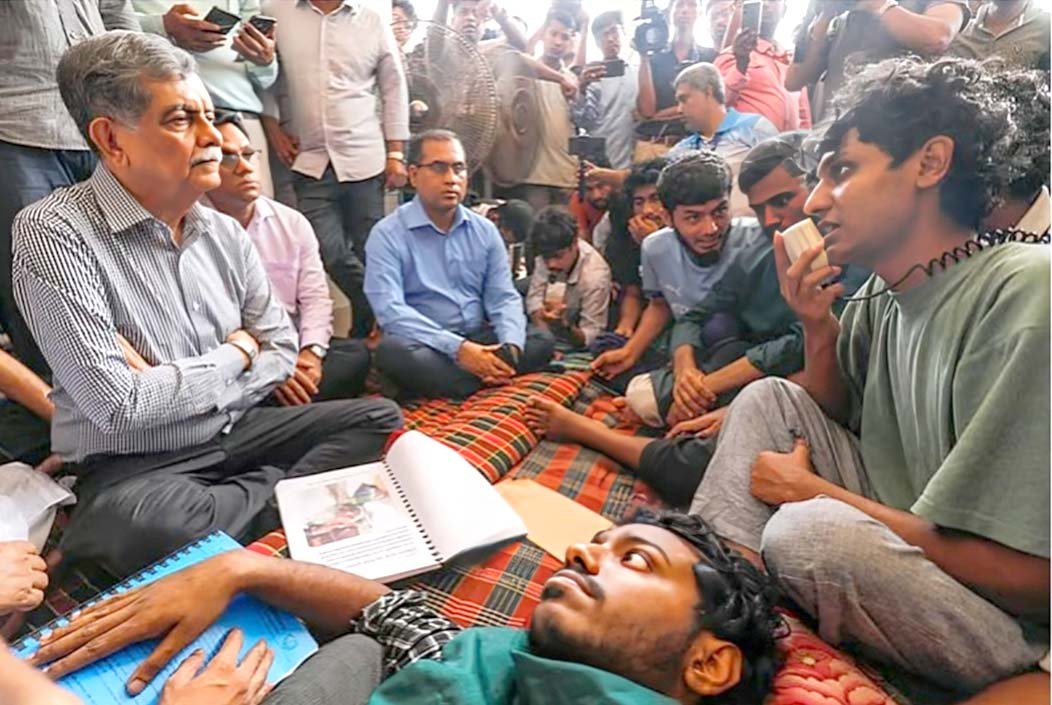 শিক্ষা উপদেষ্টার অনুরোধেও অনড় কুয়েট শিক্ষার্থীরা, আমরণ অনশন চালিয়ে যাওয়ার ঘোষণা