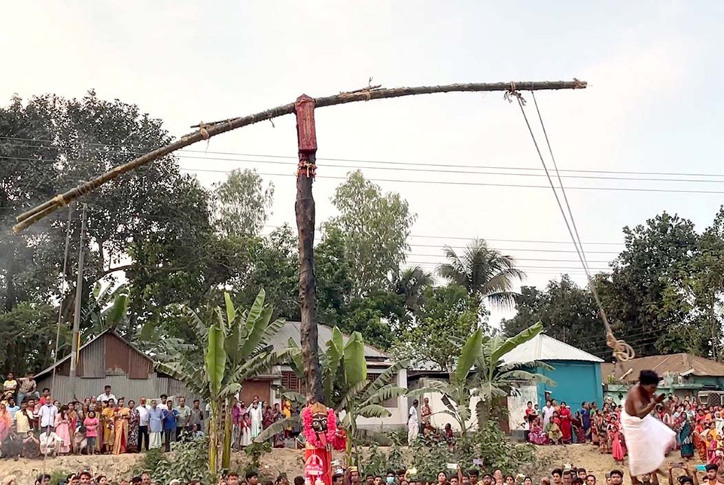 শেরপুরের বৃন্দাবন পাড়ায় চড়ক পূজা অনুষ্ঠিত: শিবভক্তদের কসরতে অভিভূত দর্শনার্থীরা