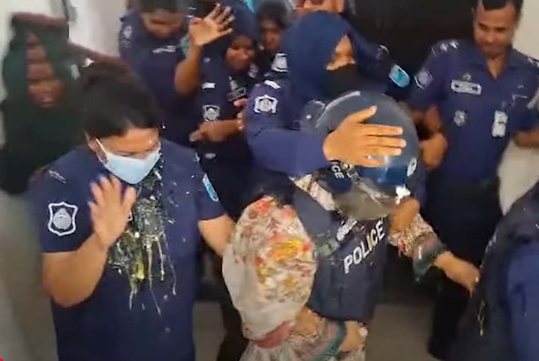 আদালত চত্বরে মমতাজের ওপর জুতা–ডিম নিক্ষেপ, ৬ দিনের রিমান্ড
