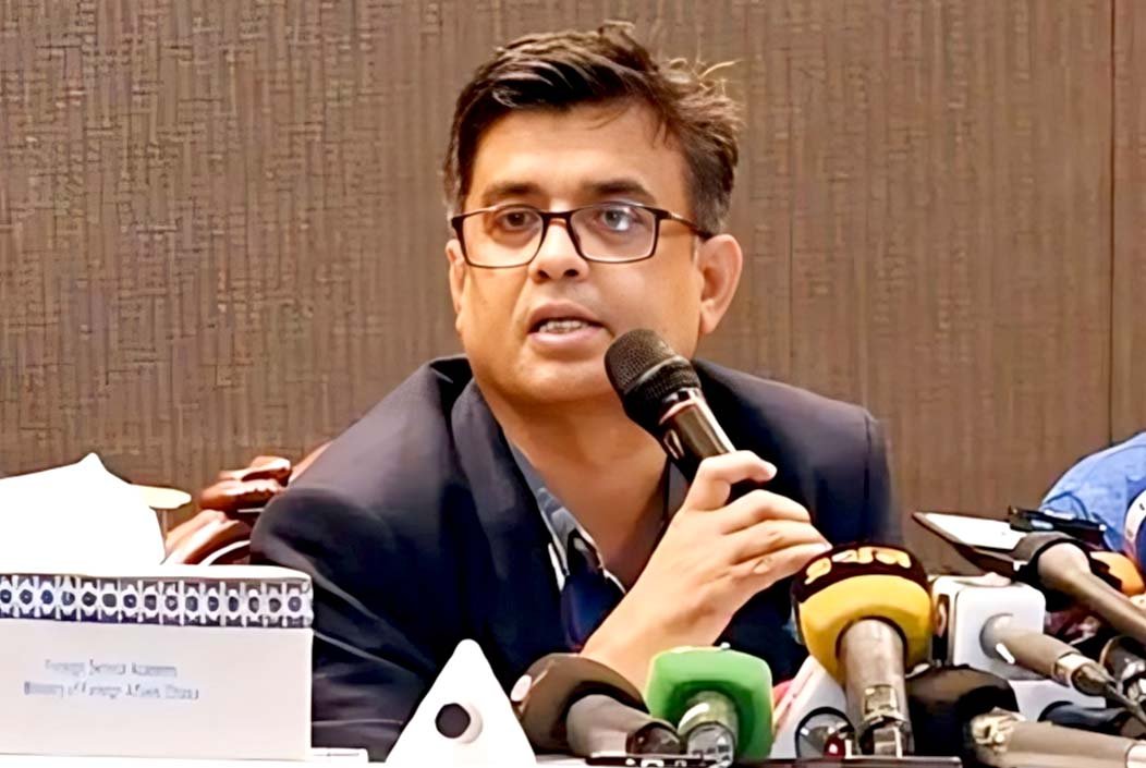 চট্টগ্রাম বন্দর কারও হাতে তুলে দিচ্ছি না: শফিকুল আলম