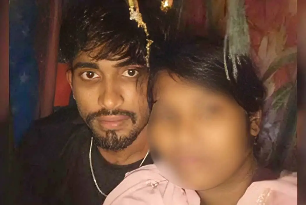 বিয়ের দাবিতে অটোচালক প্রেমিকের বাড়িতে কলেজছাত্রীর অনশন