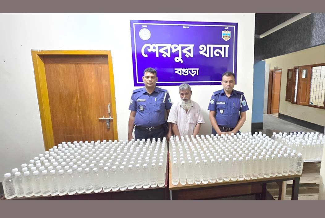 শেরপুরে বিপুল পরিমাণ চোলাই মদসহ মাদক ব্যবসায়ী গ্রেপ্তার, সিএনজি জব্দ