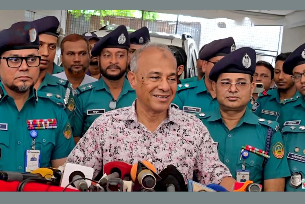 গণহত্যা মামলায় বেশি নাম থাকায় তদন্তে বিঘ্ন ঘটছে বললেন স্বরাষ্ট্র উপদেষ্টা