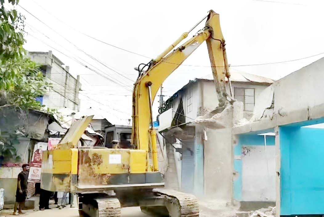 গোপালগঞ্জে উচ্ছেদ হলো ১৯৩টি অবৈধ স্থাপনা