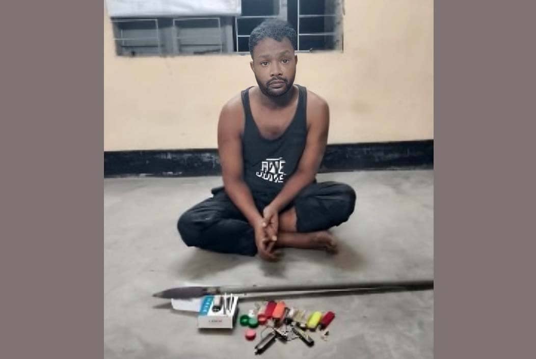 চাচির গোসলের গোপন ভিডিও ধারণ করে ভাইরালের হুমকি, যুবক আটক