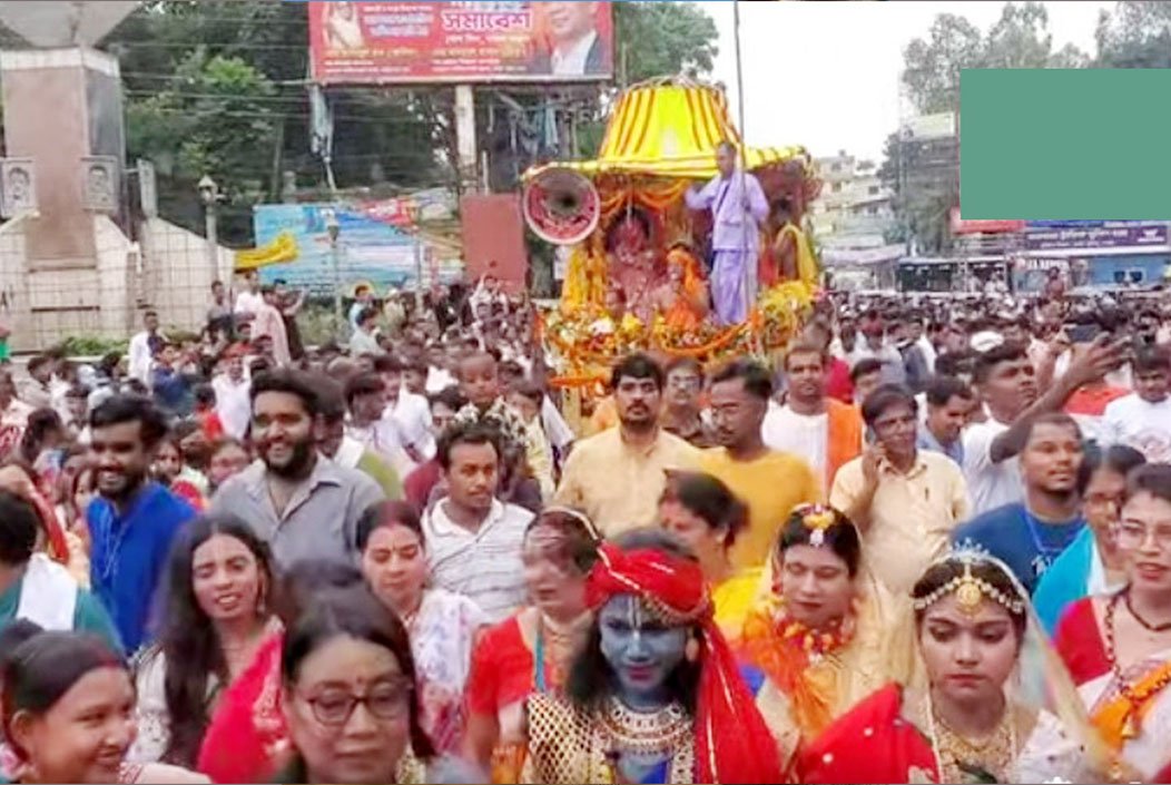 ট্রাজেডির ছায়া পেরিয়ে বগুড়ায় রথযাত্রায় ভক্তদের ঢল