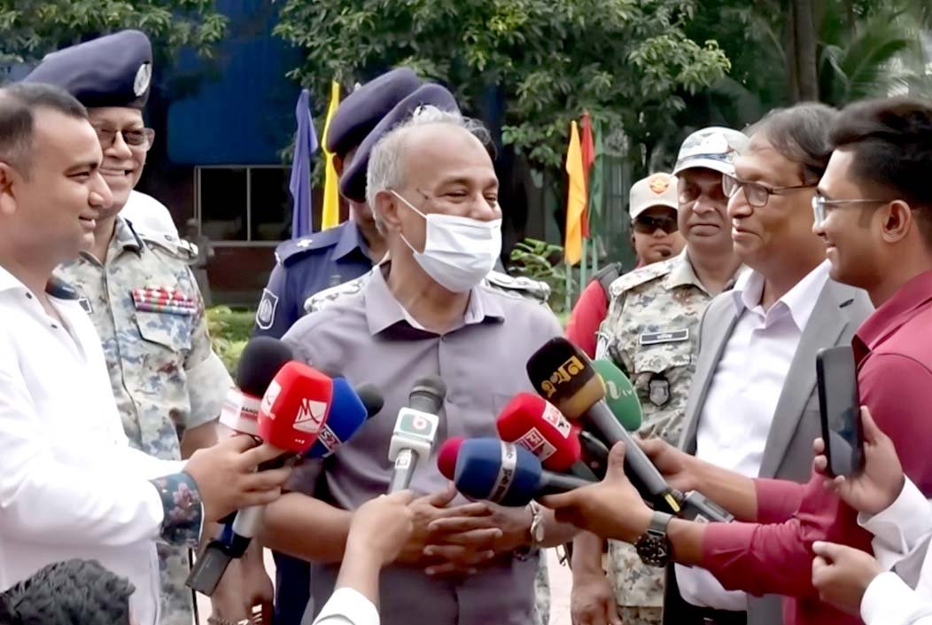পুলিশের হাতে থাকবে না মারণাস্ত্র, এপিবিএন পাবে ভারি অস্ত্র: স্বরাষ্ট্র উপদেষ্টা