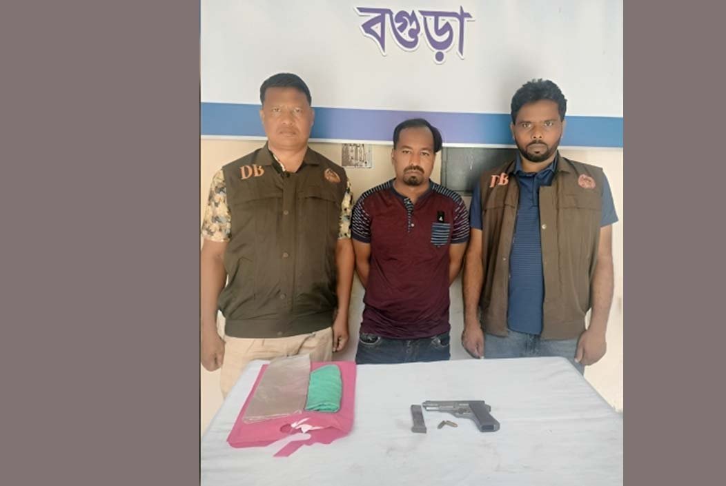 বগুড়ায় পিস্তলসহ শীর্ষ সন্ত্রাসী রহিম গ্রেপ্তার