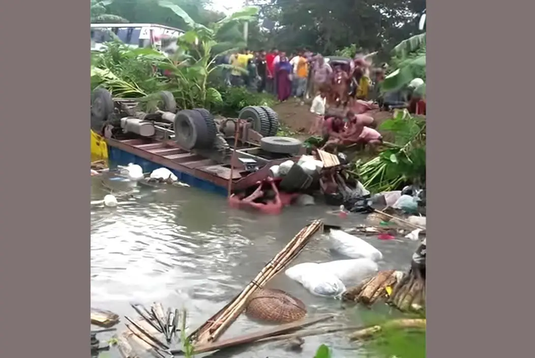 বরিশালে ট্রাক উল্টে পুকুরে, দুই নারী নিহত, আহত ২১