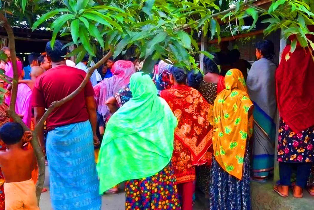 ঘরের আড়ায় প্রথম স্ত্রীর মরদেহ ঝুলছিল, দ্বিতীয় স্ত্রীকে নিয়ে উধাও স্বামী