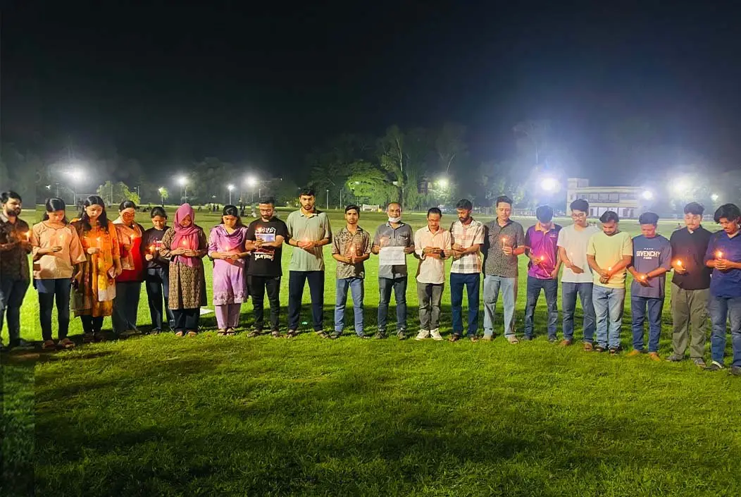 ঢাকায় বিমান দুর্ঘটনায় বেনারসে মোমবাতি প্রজ্বালনে বাংলাদ...