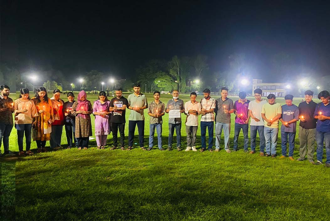 ঢাকায় বিমান দুর্ঘটনায় বেনারসে মোমবাতি প্রজ্বালনে বাংলাদেশি শিক্ষার্থীদের শোক