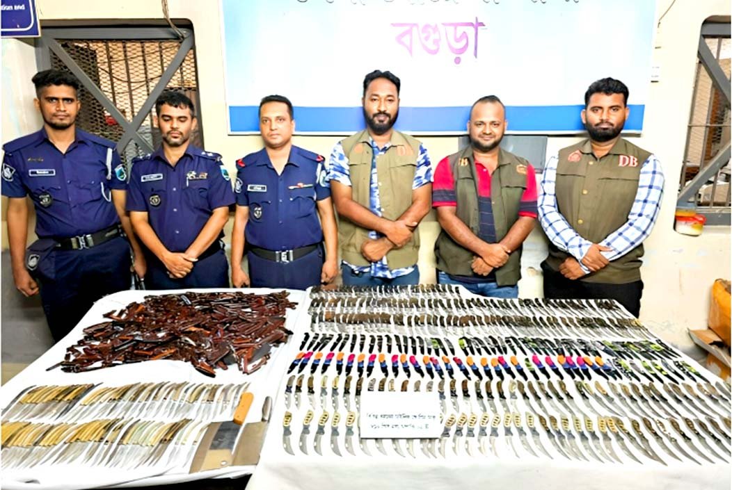 বগুড়ায় ৮১০ পিস চায়নিজ চাকু ও দুইটি চাপাতি উদ্ধার