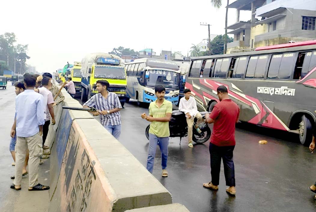 বগুড়ার শেরপুরে মহাসড়ক অবরোধ