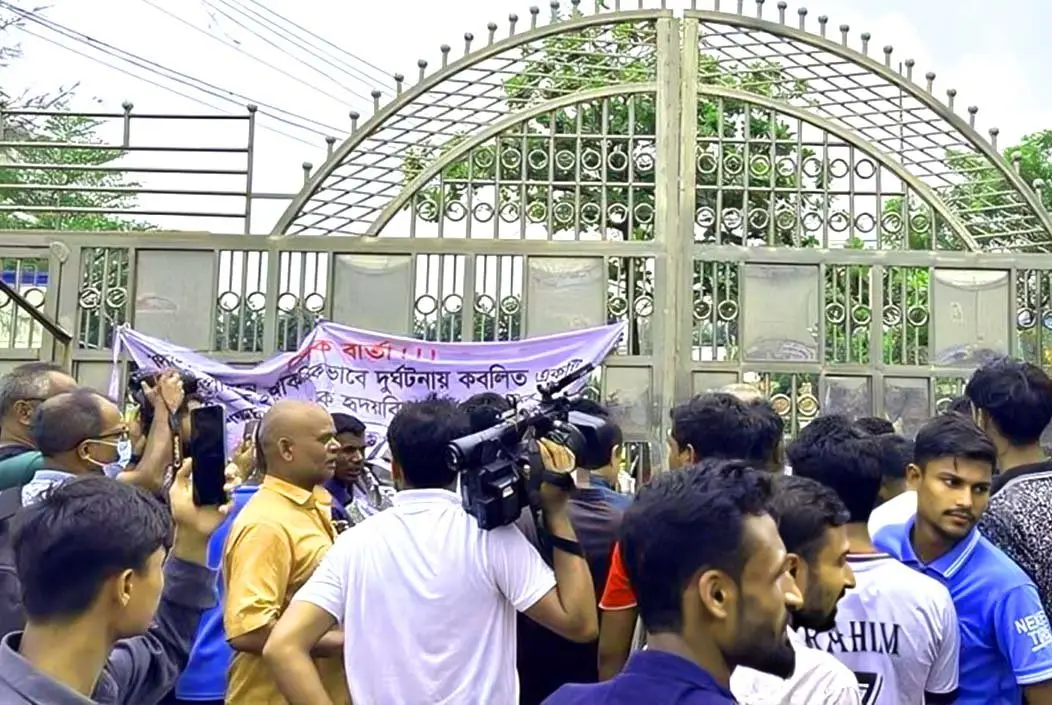 মাইলস্টোন স্কুলে সাংবাদিক-অভিভাবকদের প্রবেশে বাধা
