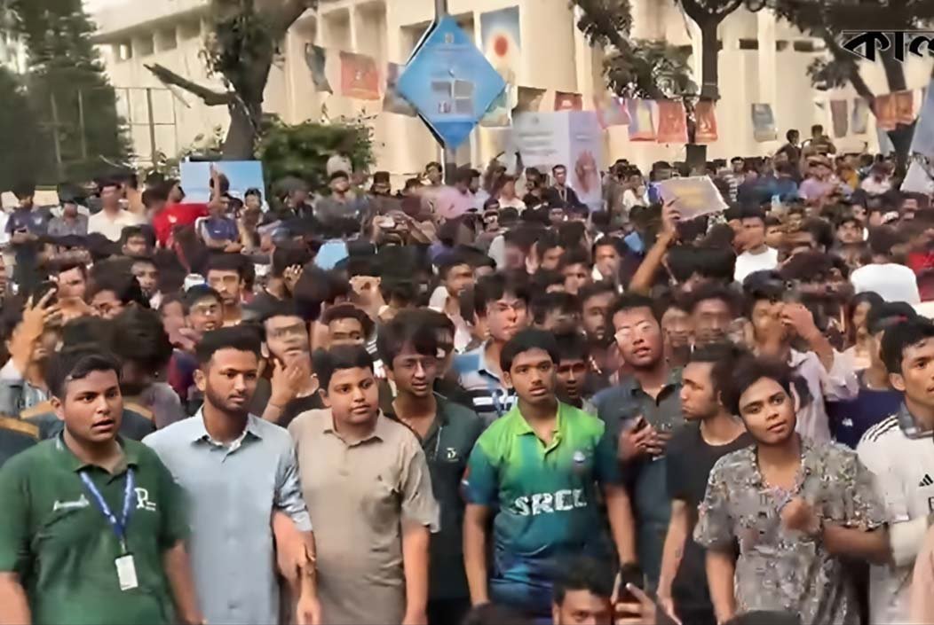 শিক্ষা উপদেষ্টা ও সচিবের পদত্যাগ দাবিতে সচিবালয়ের সামনে বিক্ষোভ